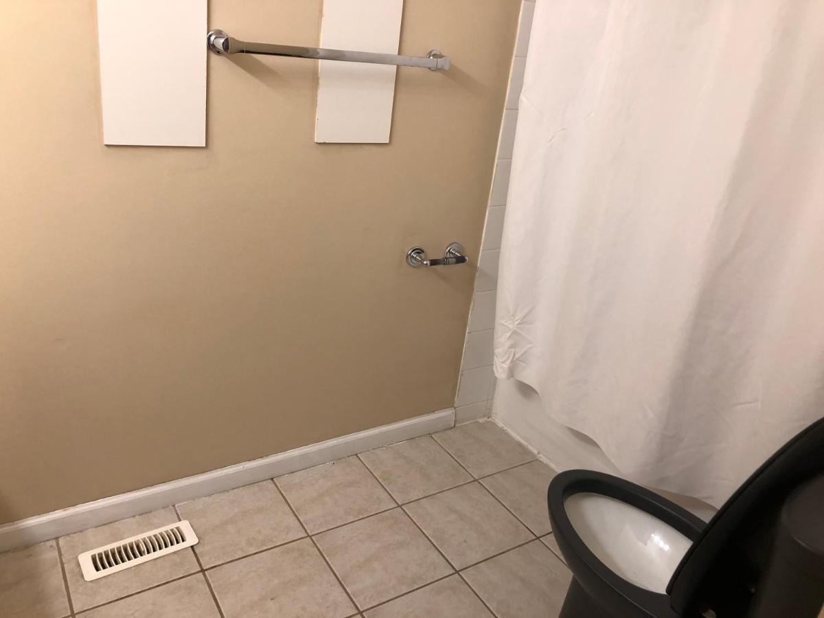 Apartment Cozy 2 Bedroom Townhouse With Large Den *