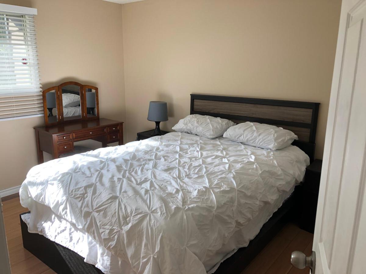 Cozy 2 Bedroom Townhouse With Large Den