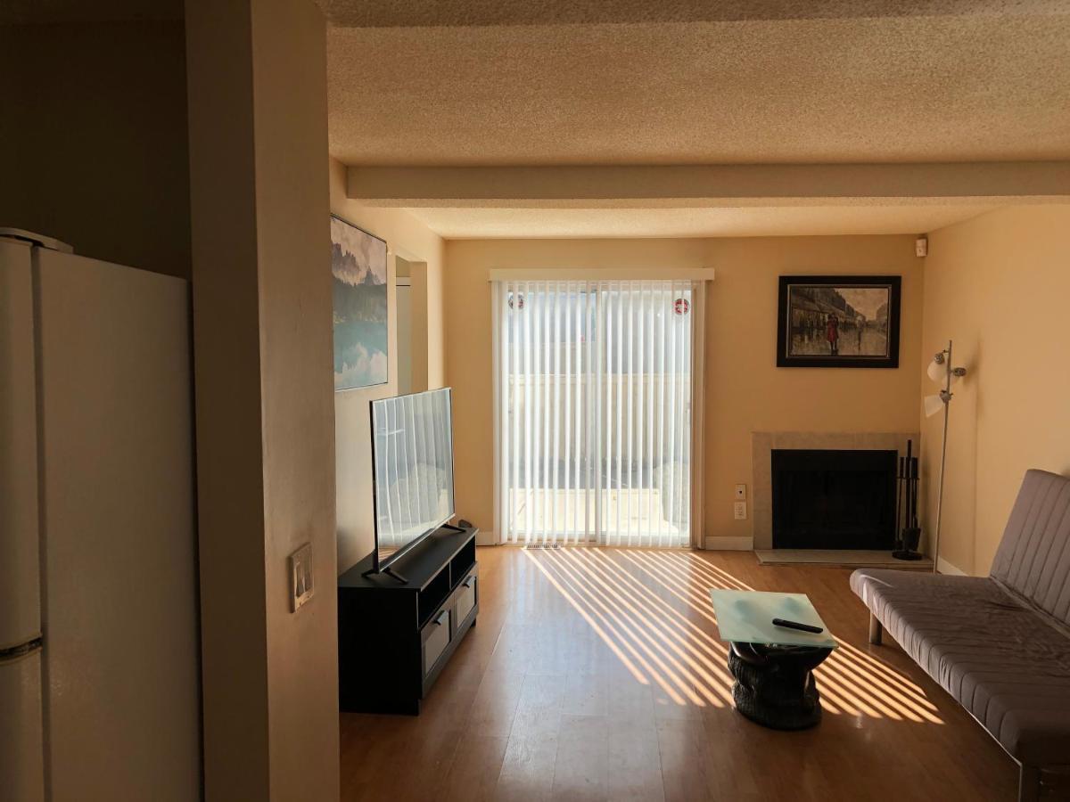 Apartment Cozy 2 Bedroom Townhouse With Large Den *