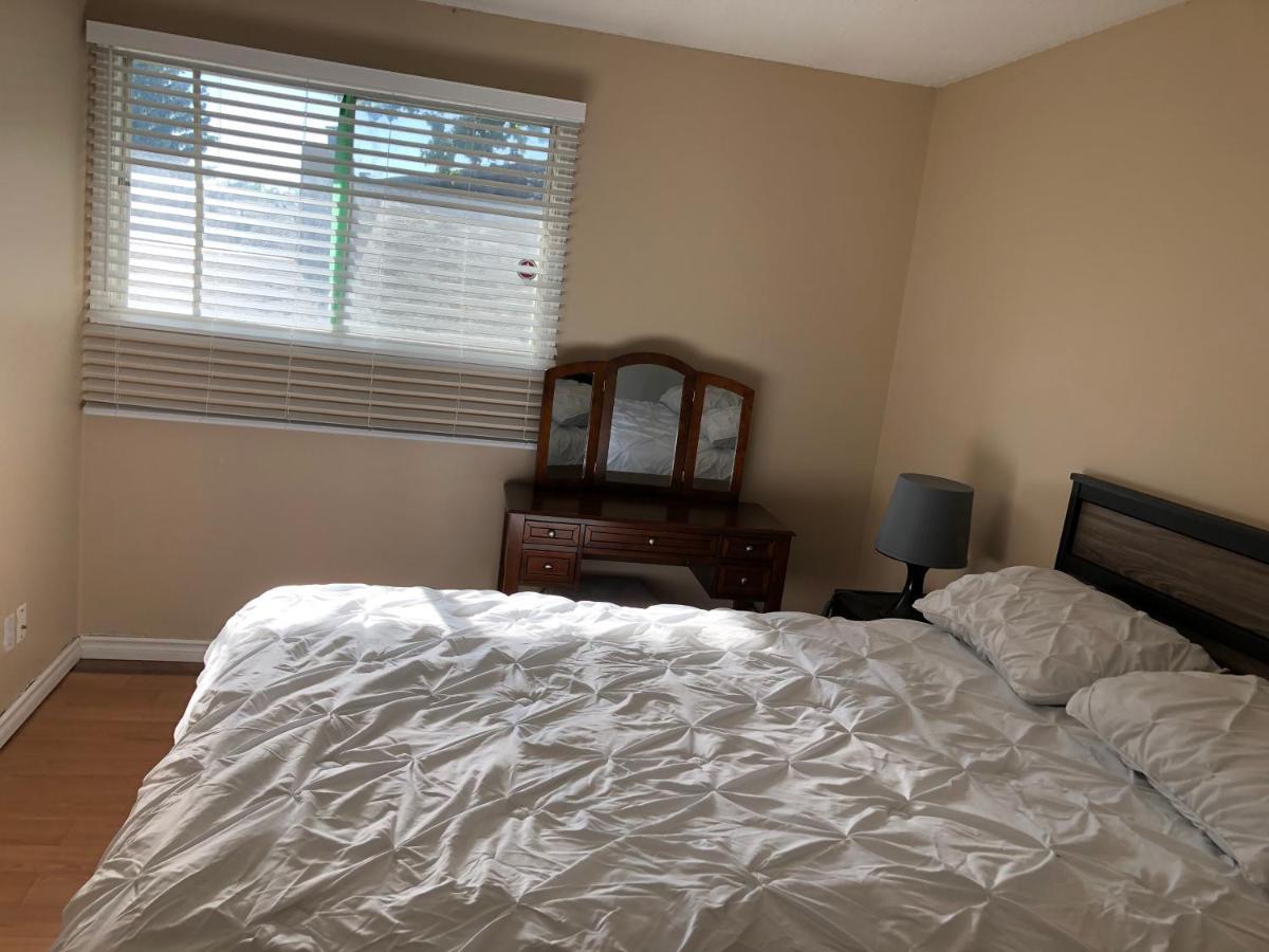 Apartment Cozy 2 Bedroom Townhouse With Large Den Calgary