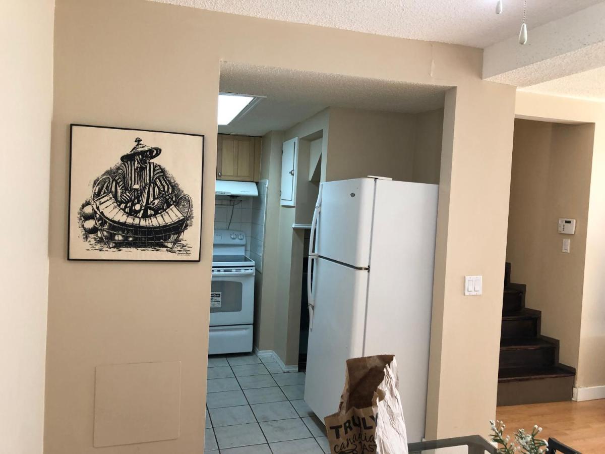 Cozy 2 Bedroom Townhouse With Large Den Apartment *