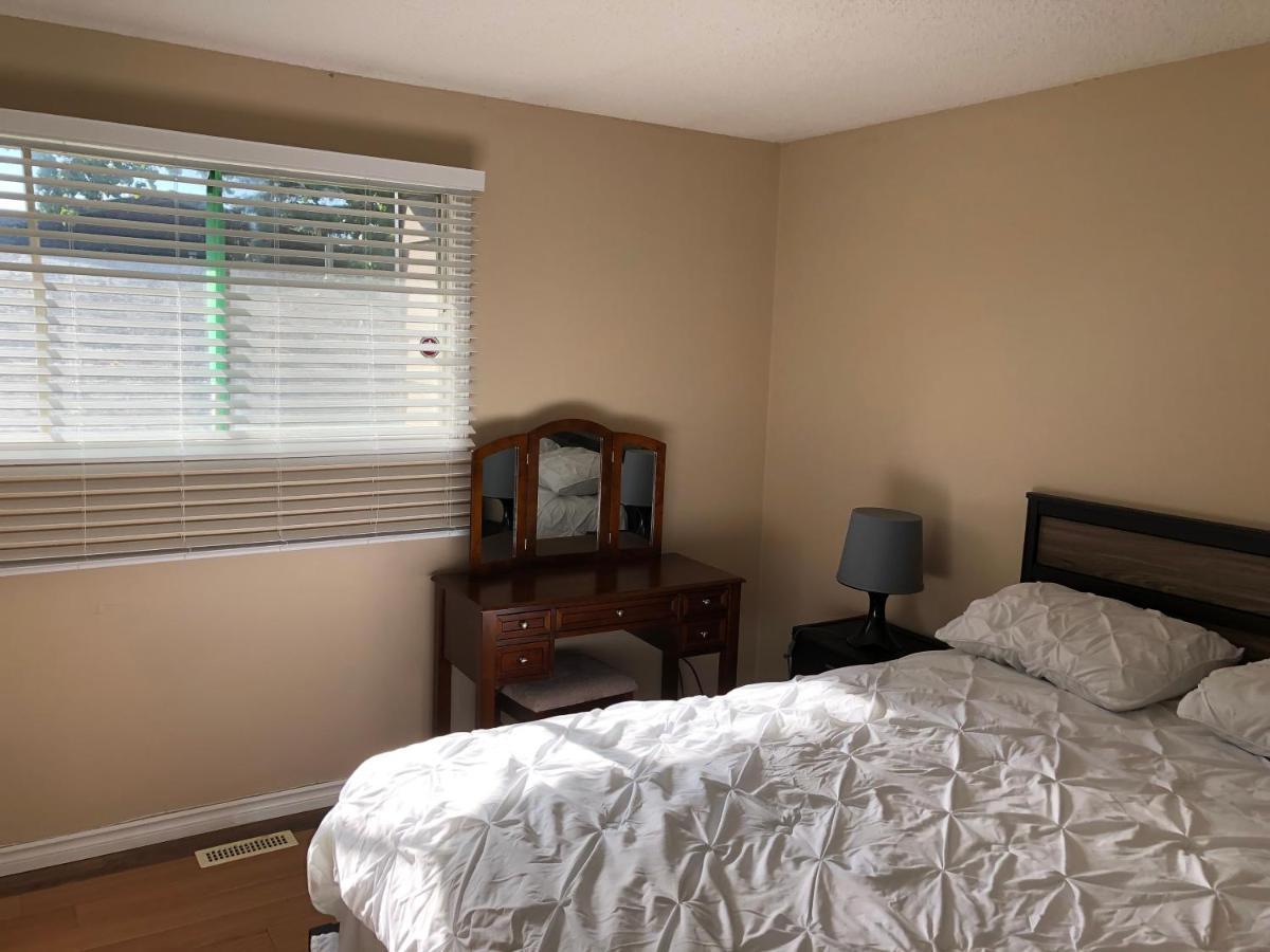 Cozy 2 Bedroom Townhouse With Large Den Calgary
