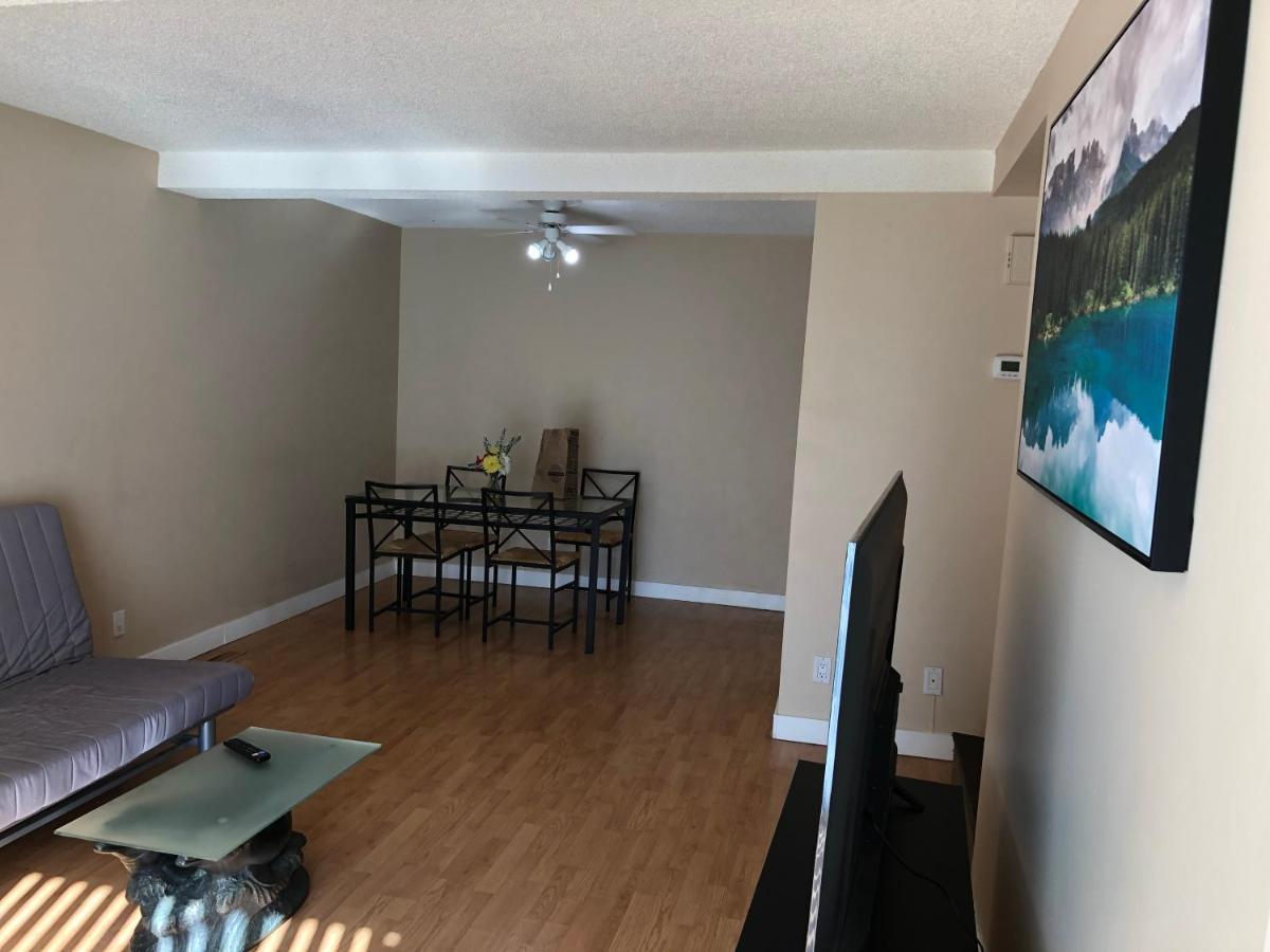 Cozy 2 Bedroom Townhouse With Large Den * Calgary