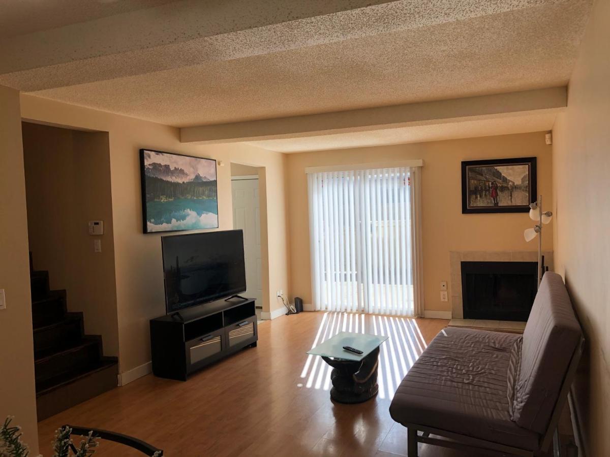 Apartment Cozy 2 Bedroom Townhouse With Large Den Calgary
