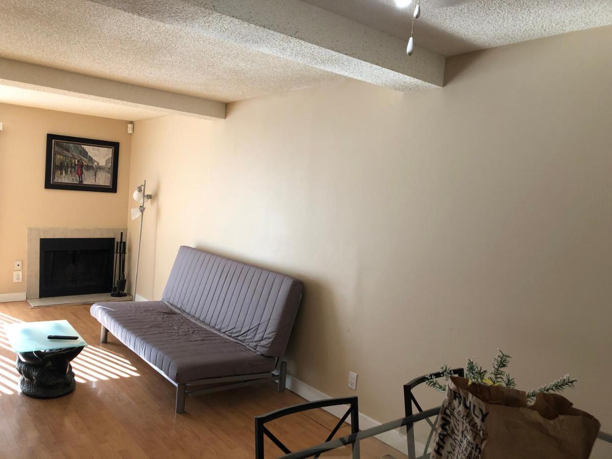Cozy 2 Bedroom Townhouse With Large Den Apartment *