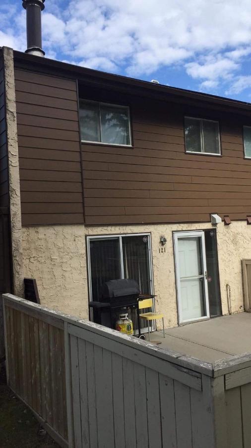 Cozy 2 Bedroom Townhouse With Large Den Apartment Calgary